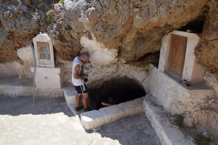 discesa al santuario di agios ioannis